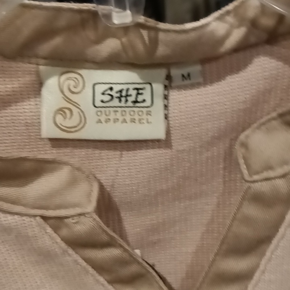 FINAL PRICE NWT SHE OUTDOOR APPAREL tan s/s blouse w quilted shoulder patch Med